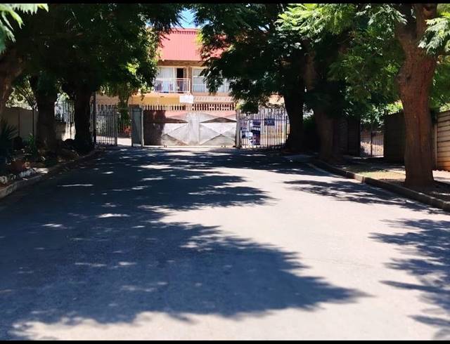 2 BEDROOM APARTMENT FOR SALE IN LUIPAARDSVLEI